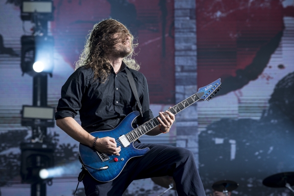Fotografía de artista en escena tocando guitarra